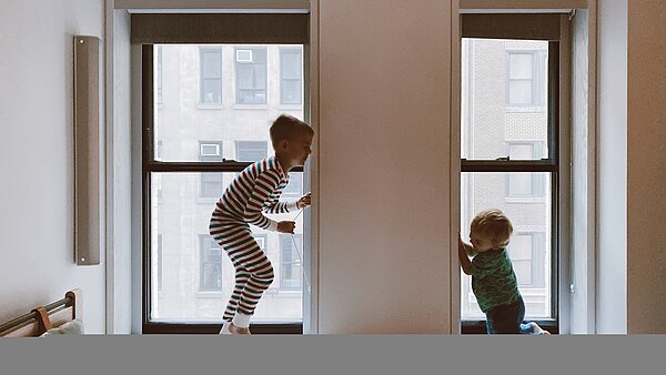 Zwei spielende Kinder