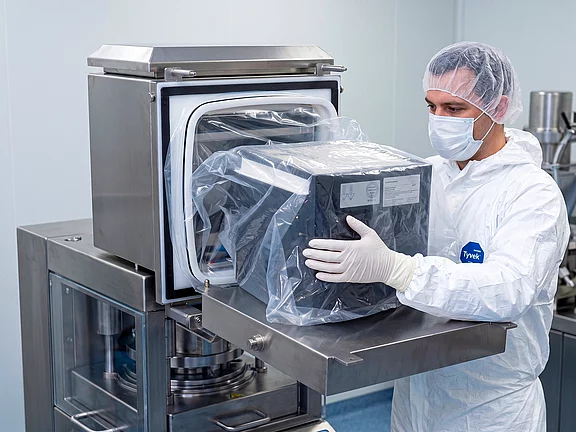 Reinraumtechniker bei der Montage - Filtertechnik